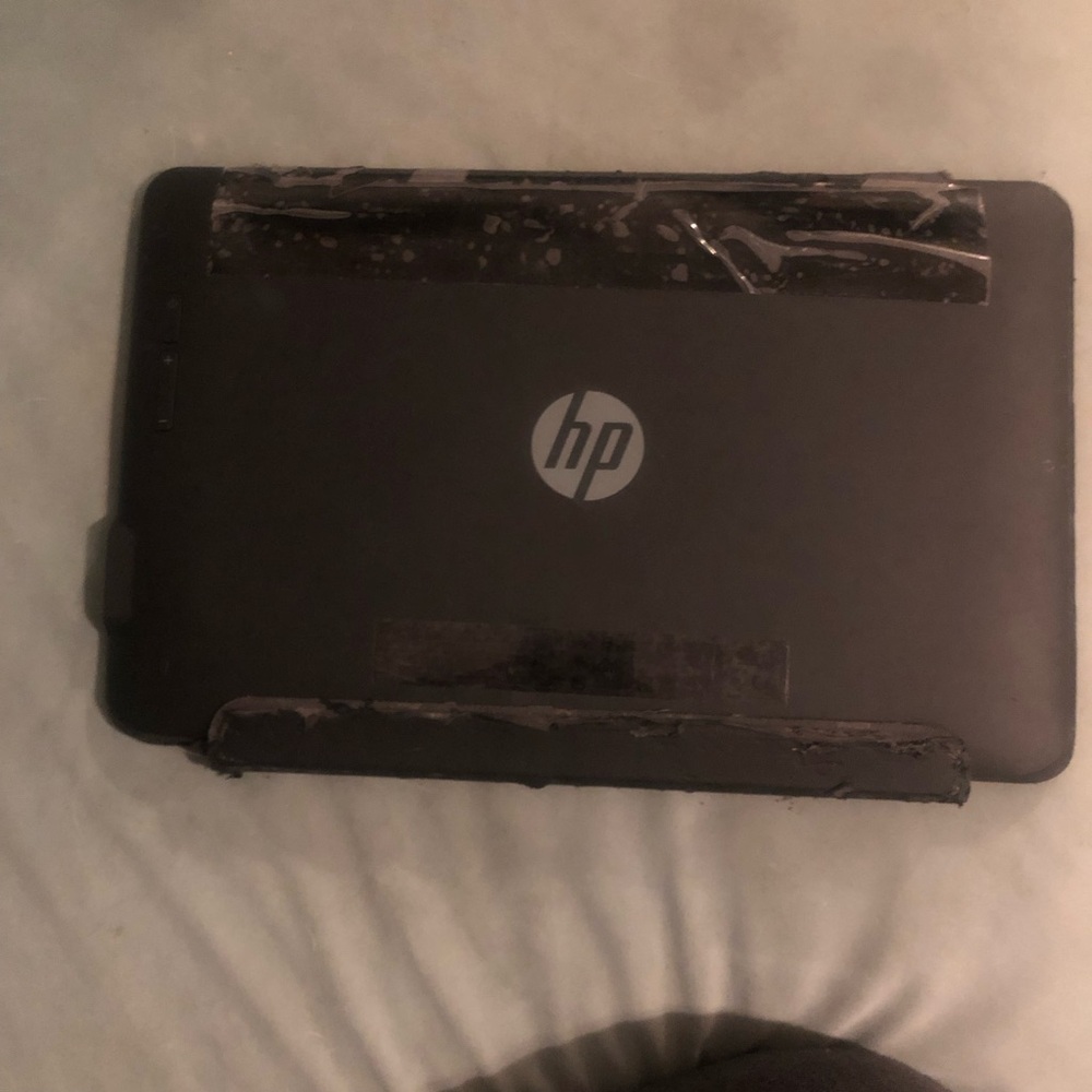 HP screen display with case and cable - Picture 2 of 8